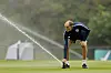 Thomas Tuchel beobachtet England-Training auf nassem Rasen in Mexiko-Stadt.