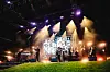 Band auf Open-Air-Bühne mit Scheinwerfern, Nebel und großer LED-Wand