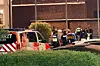 Notarzteinsatzfahrzeug und Einsatzkräfte stehen in Essen nahe einem mutmaßlichen Tatort.