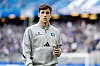 Nicolas Capaldo vom Hamburger SV im Stadion, im grauen Hoodie mit Becher vor unscharfer Tribüne.