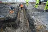 Tiefer Graben an der Kreuzung Osterstraße und Heußweg in Eimsbüttel, Arbeiter in Warnkleidung daneben.