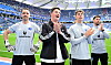 Sven Hoeh, Merlin Polzin, Loic Fave und Basil More-Chevalier applaudieren nach dem 3:2 gegen Freiburg in Hamburg.