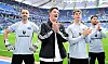 Sven Hoeh, Merlin Polzin, Loic Fave und Basil More-Chevalier applaudieren nach dem 3:2 gegen Freiburg in Hamburg.