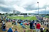 Zahlreiche Fans verfolgen den Trainingsauftakt des FC Schalke 04 im Stadion in Gelsenkirchen.