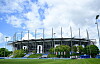 Volksparkstadion in Hamburg, HSV-Training auf dem Rasen unter blauem Himmel.