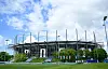 Volksparkstadion in Hamburg, HSV-Training auf dem Rasen unter blauem Himmel.