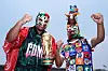 Zwei Mexiko-Fans mit Masken und WM-Pokal im Fanbereich in Mexiko-Stadt.