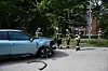 Stark beschädigter Pkw nach Aufprall gegen Straßenlaterne, Einsatzkräfte an der Unfallstelle in Hamburg.