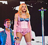 Madonna singt auf der TSX Stage in Times Square vor schwarz-weißem Hintergrund.