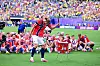Haaland feiert mit Norwegens Team nach dem Sieg gegen Brasilien, schlägt eine Trommel und macht die Wikinger-Ruderbewegung.