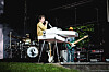 Band auf einer Freiluftbühne mit Keyboard, Schlagzeug und Gitarren