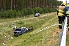 Einsatzkräfte sichern ein zerstörtes Auto an der Autobahn 14 bei Ludwigslust.