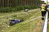Einsatzkräfte sichern ein zerstörtes Auto an der Autobahn 14 bei Ludwigslust.