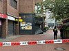 Polizei sichert Juweliergeschäft in Hamburg-Harburg nach nächtlichem Einbruch mit Absperrband.