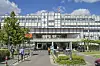 Eingang des Vivantes Klinikums Neukölln in Berlin mit Vorplatz und Bäumen.