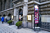 Eingangsbereich des Restaurants Parlament am Hamburger Rathaus mit Logo und Hinweisschild.