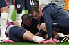 Jordan Henderson wird nach einer Verletzung von Betreuern im Strafraum versorgt.