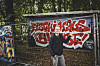 Mirko Reisser steht vor rot-weißem Graffiti am Fischi-Haus.