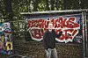 Mirko Reisser steht vor rot-weißem Graffiti am Fischi-Haus.