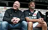 Matthias Sammer und Jürgen Klopp sitzen lachend auf der Bank im Millerntorstadion.