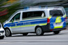 Polizeiauto mit Blaulicht fährt auf Einsatzfahrt durch eine Hamburger Straße in Hamburg.