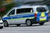 Polizeiauto mit Blaulicht fährt auf Einsatzfahrt durch eine Hamburger Straße in Hamburg.