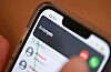 Smartphone mit anonymem Anruf und Suchfunktion, Warnhinweis zum Schockanruf.