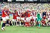 Norwegens Spieler feiern gemeinsam auf dem Rasen nach dem Sieg gegen Brasilien im Achtelfinale der WM 2026.