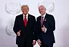 Donald Trump und Gianni Infantino stehen im Weißen Haus vor FIFA-Emblemen und zeigen Daumen hoch.