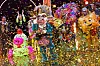 Muuhnika hält im Finale von „The Masked Singer“ den Siegerpokal auf der Bühne.