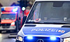 Polizeiauto und Rettungswagen mit Blaulicht auf der A7 bei Nersingen nach einem Unfall.