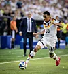 Jamal Musiala dribbelt im Deutschland-Trikot in Boston gegen Paraguay am Ball.