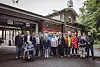 Anwohner stehen vor dem S-Bahnhof Sülldorf und protestieren gegen Abriss und Umbau.