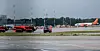 Einsatzfahrzeuge auf dem Flughafenvorfeld, dahinter ein easyJet-Flugzeug.