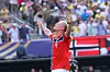 Erling Haaland jubelt im roten Norwegen-Trikot vor dem Stadionpublikum in East Rutherford.