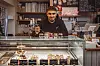 Reyyan Emir Kallab verkauft Kuchen in der Dose, hier noch in seinem Pop-up-Laden.
