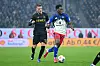 Said El Mala und Albert Sambi Lokonga kämpfen im Bundesliga-Spiel HSV gegen Köln um den Ball.