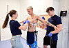 Albert Groenbaek beim Leistungstest im HSV-Trainingsraum, flankiert von zwei Teammitarbeitern.