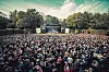 Tausende stehen dicht gedrängt vor einer Open-Air-Bühne im Park.