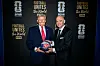 Donald Trump und Gianni Infantino posieren im Kennedy Center mit einer FIFA-WM-Trophäe.