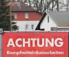 Ein Schild warnt vor einer Bombenentschärfung