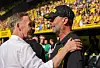 Hans-Joachim Watzke spricht mit Jürgen Klopp im Dortmunder Stadion vor gelber Fantribüne.