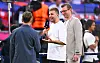 Christoph Kramer und Per Mertesacker sprechen vor dem Champions-League-Finale im Puskás Aréna mit einem Reporter.