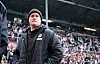Oke Göttlich am Spielfeldrand vor voller Tribüne beim Spiel FC St. Pauli gegen VfL Wolfsburg in Hamburg.
