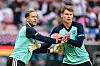 Oliver Baumann und Alexander Nübel gestikulieren im DFB-Trikot während des Tests gegen Finnland in Mainz.