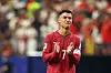 Cristiano Ronaldo in rotem Portugal-Trikot applaudiert emotional vor den Zuschauern.