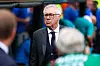 Carlo Ancelotti steht im dunklen Anzug an der Seitenlinie beim WM-Spiel Brasilien gegen Norwegen.