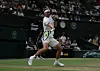 Alexander Zverev schlägt in Wimbledon eine Vorhand gegen Jiri Lehecka.