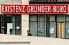 Schriftzug „Existenz-Gründer-Büro“ an einem Berliner Bürogebäude nahe der Friedrichstraße.