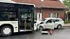 Bus und Auto nach Zusammenstoß auf Straße in Wettringen; ein Feuerlöscher steht vor dem Bus.